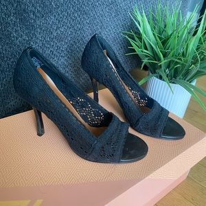 Colin Stuart crochet peep toe heels size 7B